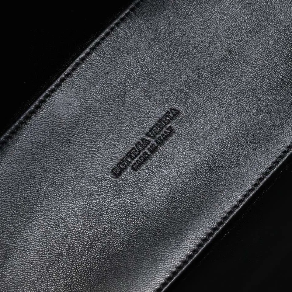 Batch 1760 medium arco, BottegaVeneta# official website latest sheepskin with inner sheepskin SLIP tote handbag, and the logo has been changed to the side panel😍The oversized woven design really makes it a huge gap from ordinary tote bags🔗🔗Different color combinations inside and outside ⛓Daniel Lee leads the brand's DNA to continue to evolve with fresh inspiration🧬🧬showing a balanced style of luxury and reality👉: 30*20*12 Model: 9893#